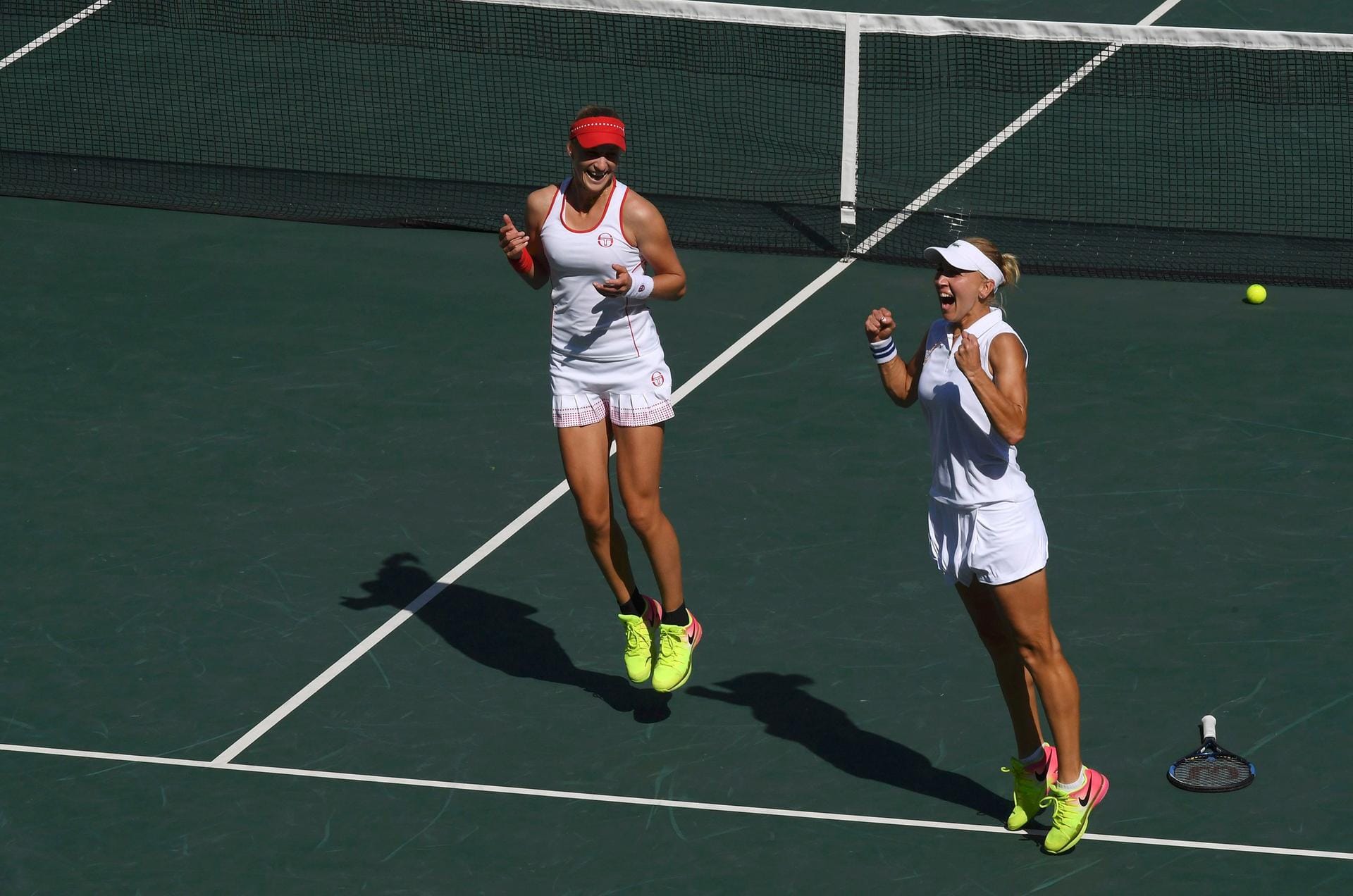 Freudensprünge: Russlands Tennis-Duo Elena Vesnina und Ekaterina Makarova wollte förmlich in die Luft gehen. Verständlich. Schließlich holten sie sich Gold im Damen-Doppel.