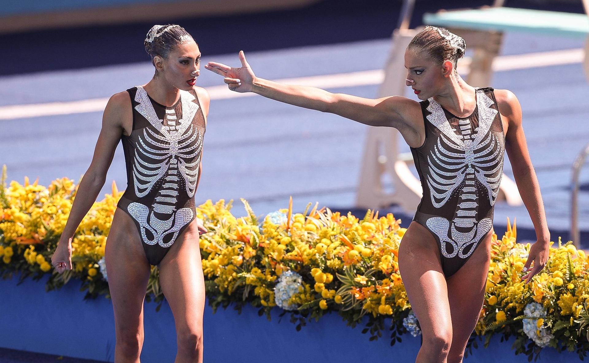 Was für ein Outfit: Evangelia Papazoglou und Evangelia Platanioti lenkten außerhalb des Beckens mit ihren Skelett-Badeanzug die Blicke auf sich. Im Wasser lief es für das Synchron-Duo aus Griechenland nicht so gut - Am Ende reichte es nur für Platz zehn.