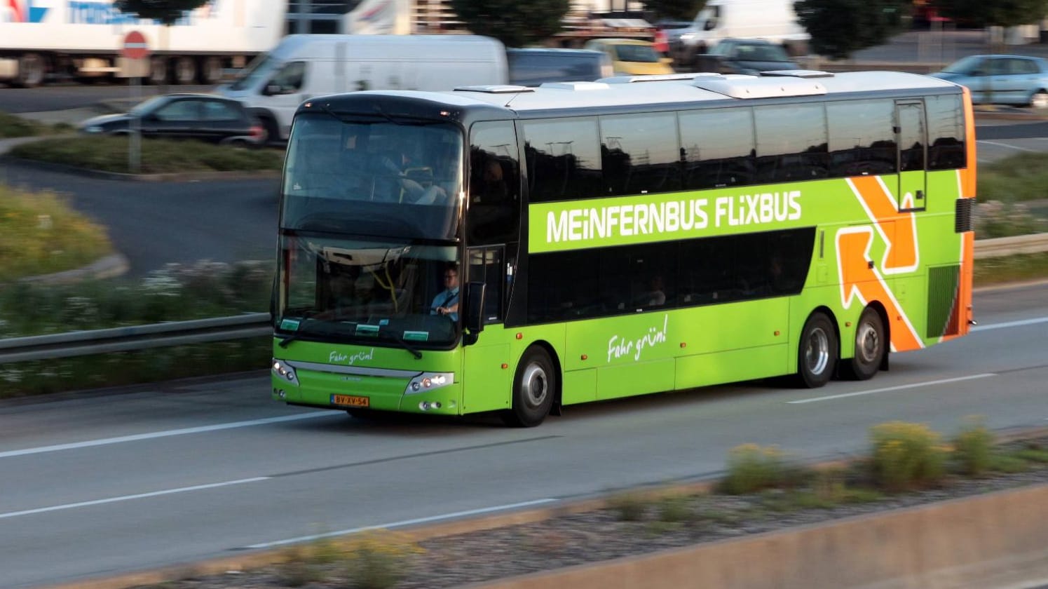 Ein Flixbus-Fahrer hat versehentlich für seine Tour nach Berlin einen Doppeldecker genommen - und musste umdrehen. Ein Flixbus-Fahrer hat versehentlich für seine Tour nach Berlin einen Doppeldecker genommen - und musste umdrehen.