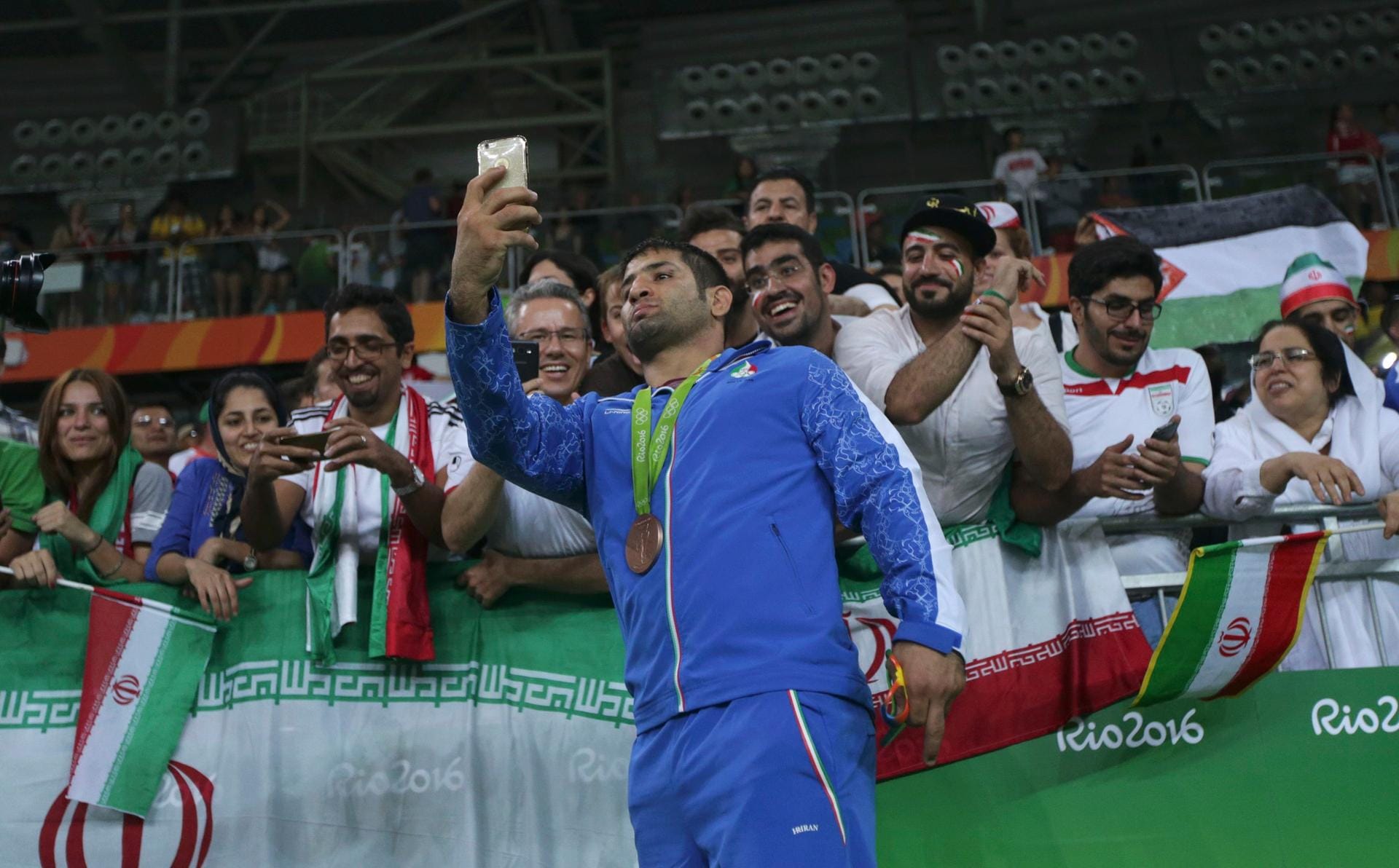 Selfie mit den Fans: Bronze-Gewinner Saeid Mourad Abdvali aus dem Iran nahm sich nach seinem Triumph im Ringen Zeit für die mitgereisten Anhänger.
