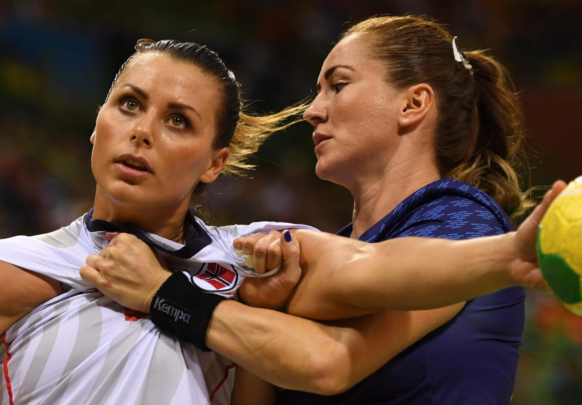 Trikottest beim Frauen-Handball: Rumäniens Melinda Geiger (re.) geht bei ihrer norwegischen Gegnerin Nora Mork auf Tuchfühlung.