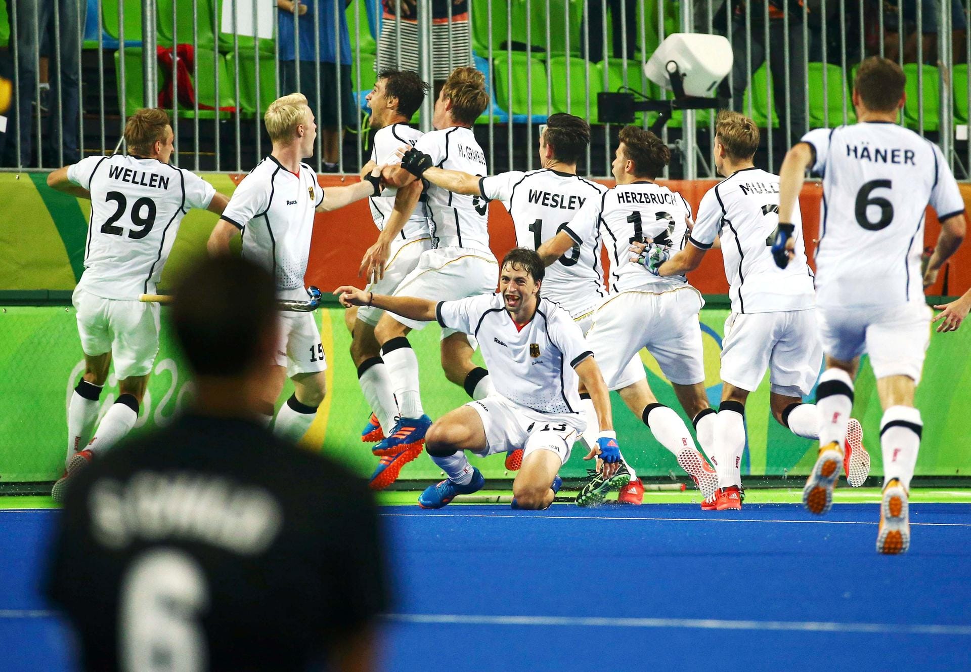 Adrenalin pur: Die deutschen Hockey-Herren erreichten durch ein Tor in letzter Sekunde das Olympia-Halbfinale. Der Olympiasieger gewann sein Viertelfinale mit 3:2 (0:1) gegen Neuseeland.