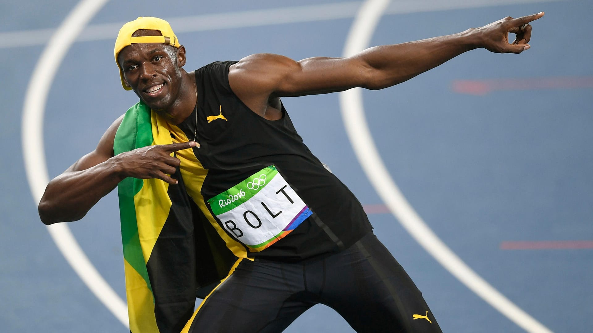 Sprintstar Usain Bolt posiert mit seiner typischen Gewinner-Geste.