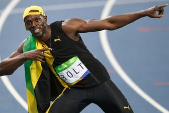 Sprintstar Usain Bolt posiert mit seiner typischen Gewinner-Geste.