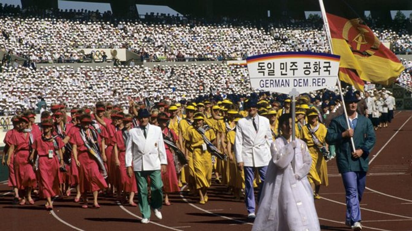 Die Sportler der Deutschen Demokratischen republik (DDR) 1988 beim Einzug in das Olympiastadion von Seoul.