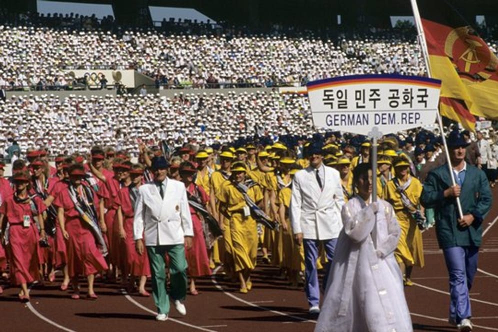 Die Sportler der Deutschen Demokratischen republik (DDR) 1988 beim Einzug in das Olympiastadion von Seoul.