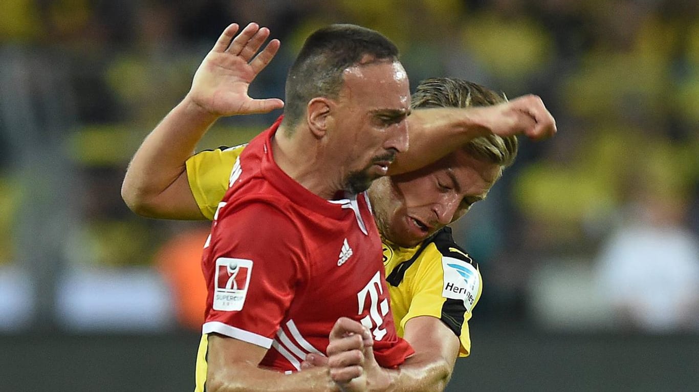 Franck Ribéry erwischt Felix Passlack im Gesicht.