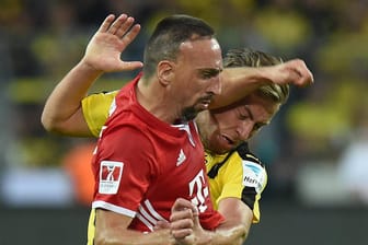 Franck Ribéry erwischt Felix Passlack im Gesicht.