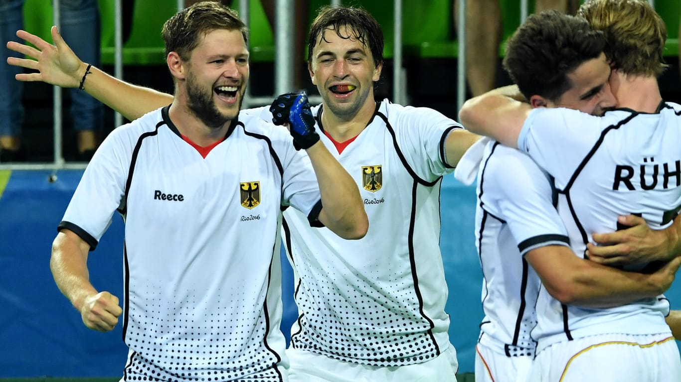 Die deutschen Hockey-Herren im Freudentaumel nach dem Sieg in letzter Sekunde gegen Neuseeland.