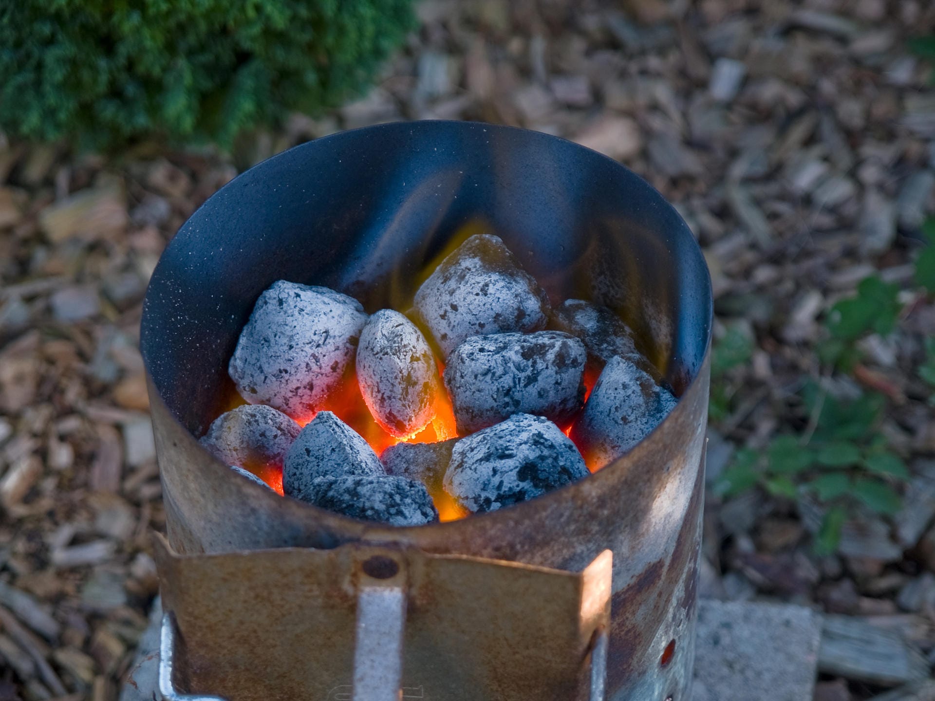 Meist dauert es etwa zehn bis 20 Minuten, bis die Kohle durch die Sogwirkung des Kamins rundum glüht. Angeheizt wird er einfach mit Papier oder einer Holzwollmaus.