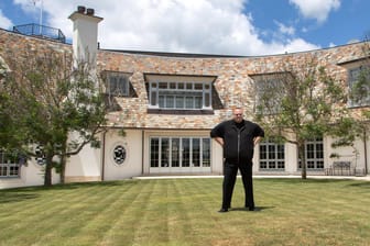 Kim Dotcom vor seinem Anwesen in Neuseeland im Jahr 2013.