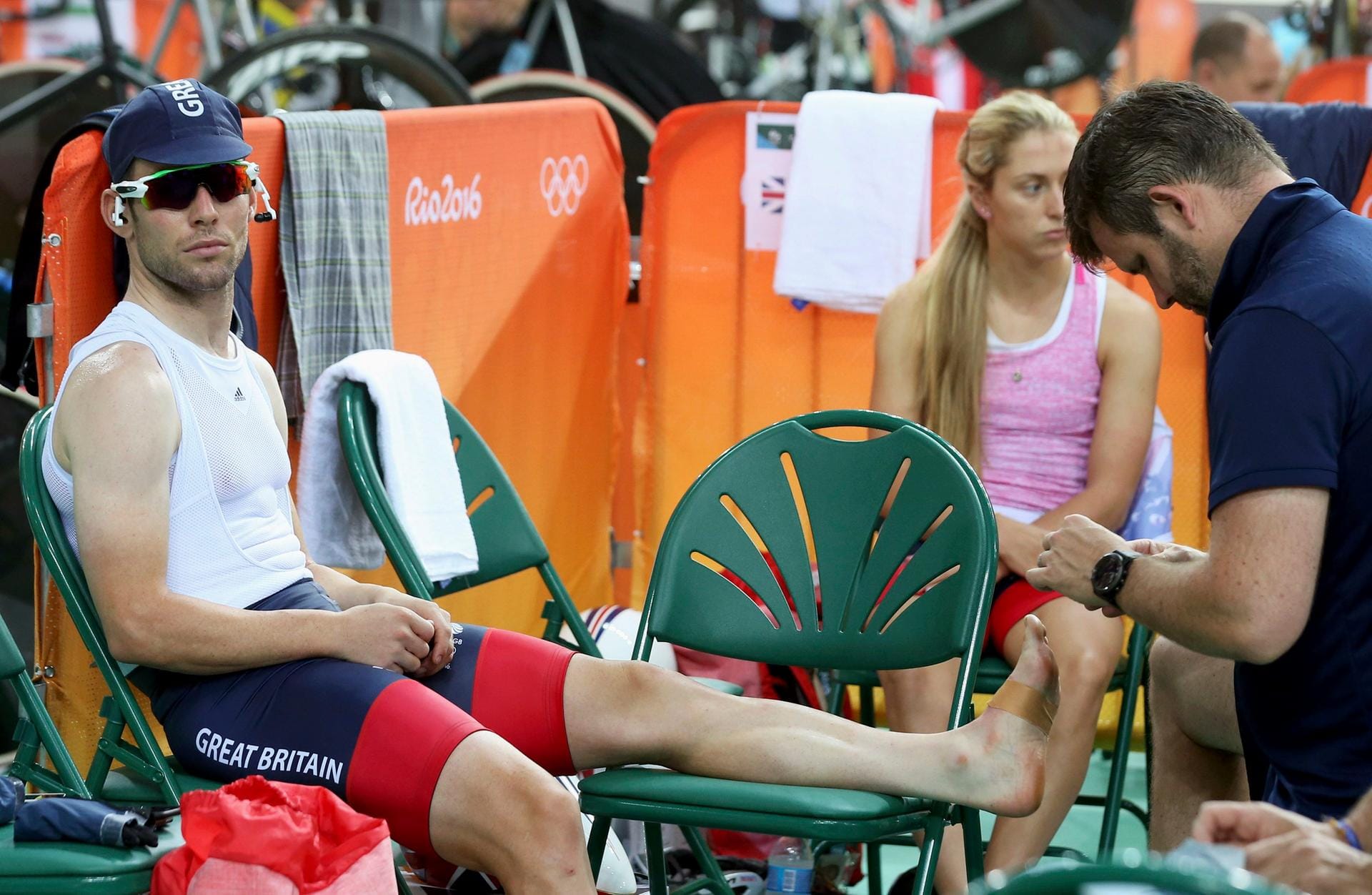 Fußpflege: Der britische Radrennfahrer Mark Cavendish, bekannt als Etappensieger bei der Tour de France, ließ sich während einer Pause bei den Bahnwettbewerben versorgen.