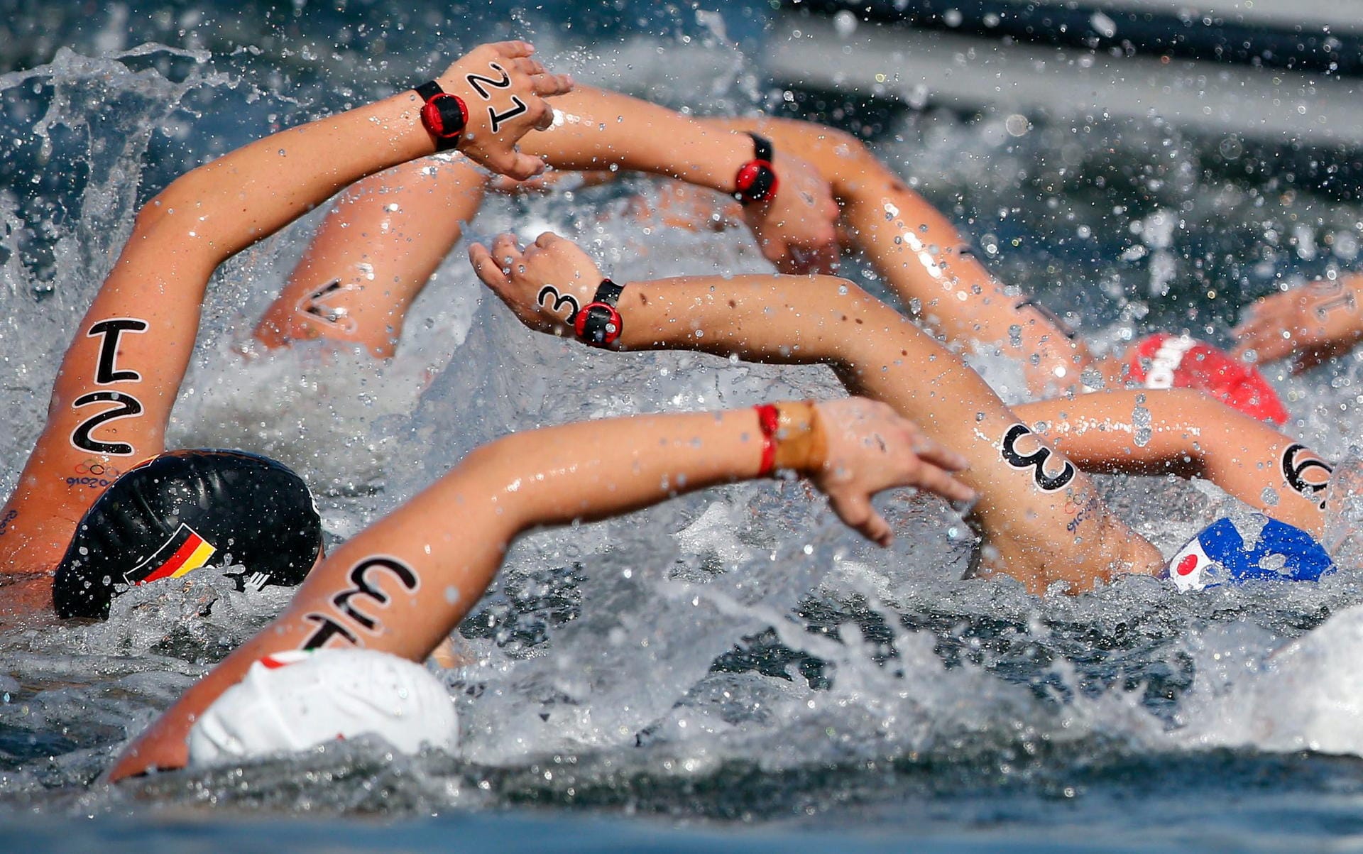 Wasserspiele: Das Rennen der Frauen im Freiwasserschwimmen über zehn Kilometer lieferte manchen Schnappschuss.