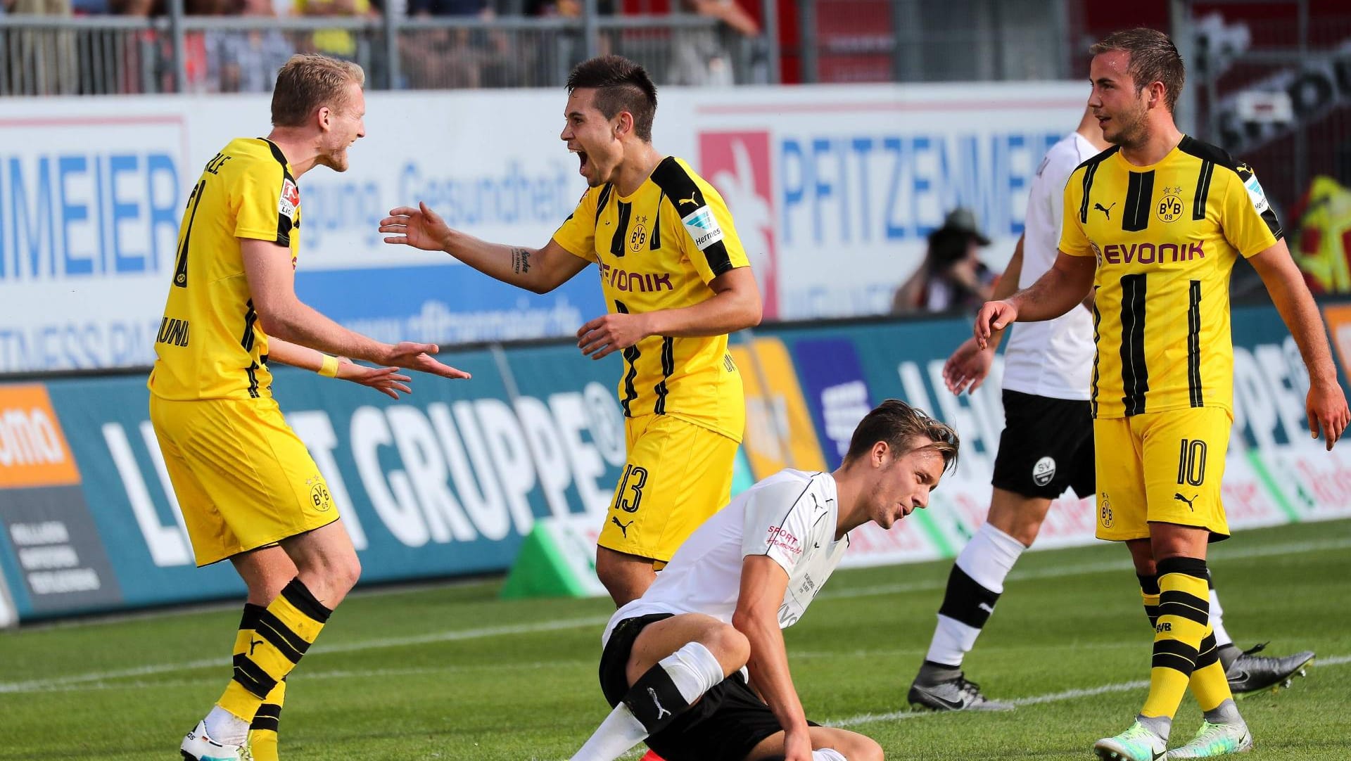 Andre Schürrle (li.) jubelt mit Raphael Guerreiro (Mitte) und Mario Götze (re.) über das 0:1 in Sandhausen. Andre Schürrle (li.) jubelt mit Raphael Guerreiro (Mitte) und Mario Götze (re.) über das 0:1 in Sandhausen.