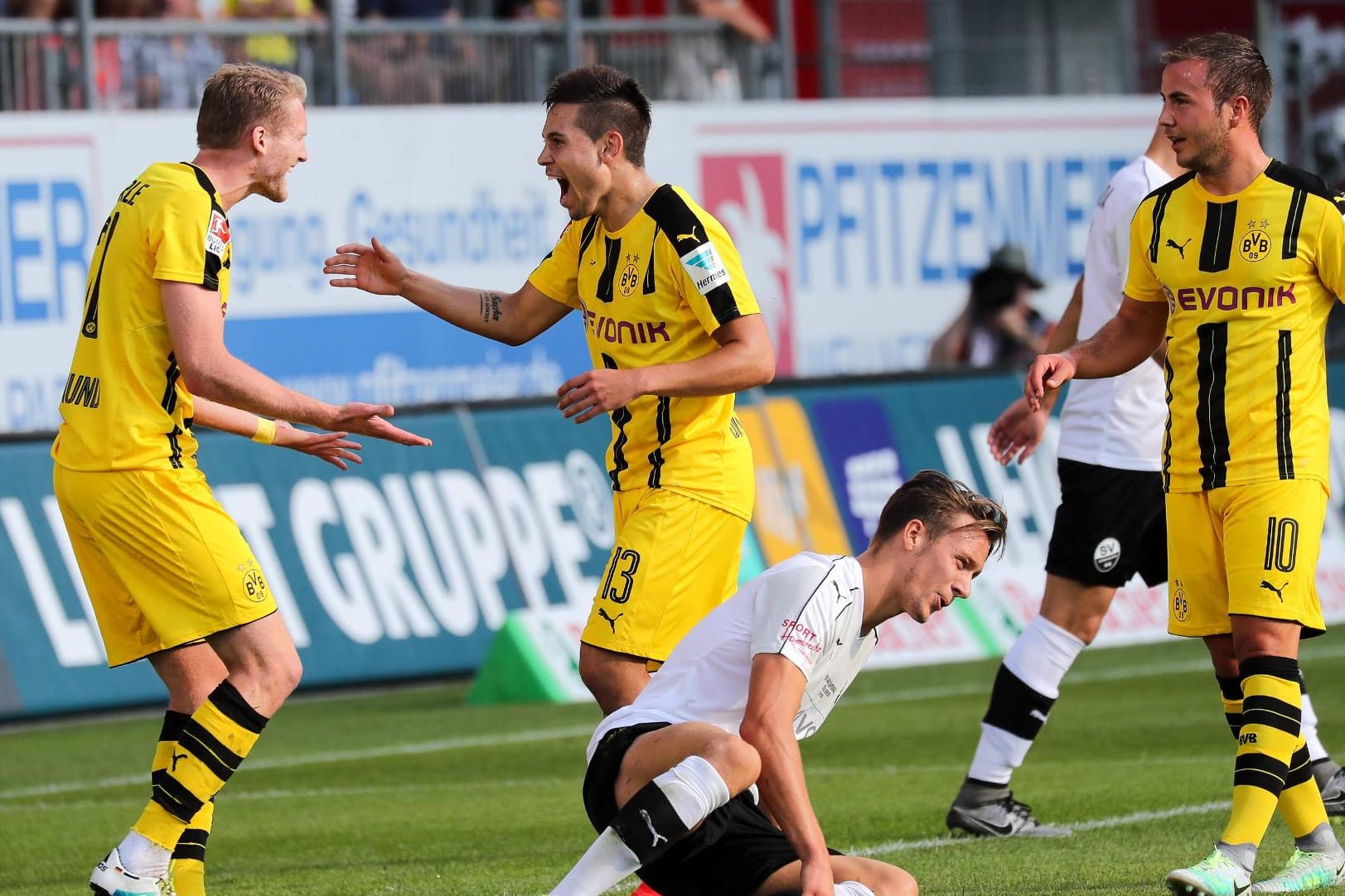 Andre Schürrle (li.) jubelt mit Raphael Guerreiro (Mitte) und Mario Götze (re.) über das 0:1 in Sandhausen.
