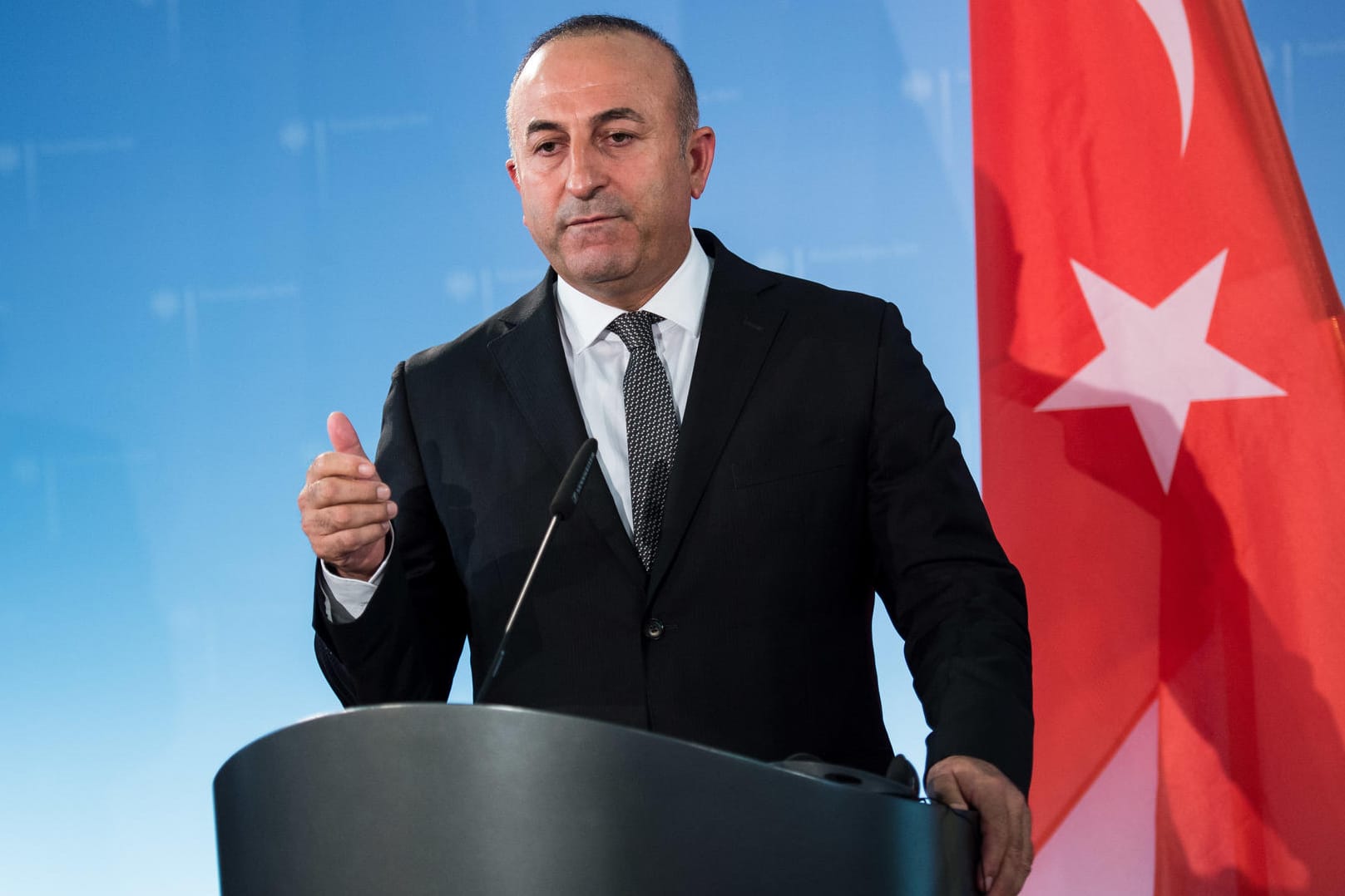 Der türkische Außenminister Mevlüt Cavusoglu sieht Gesprächsbedarf mit Wien und Stockholm.