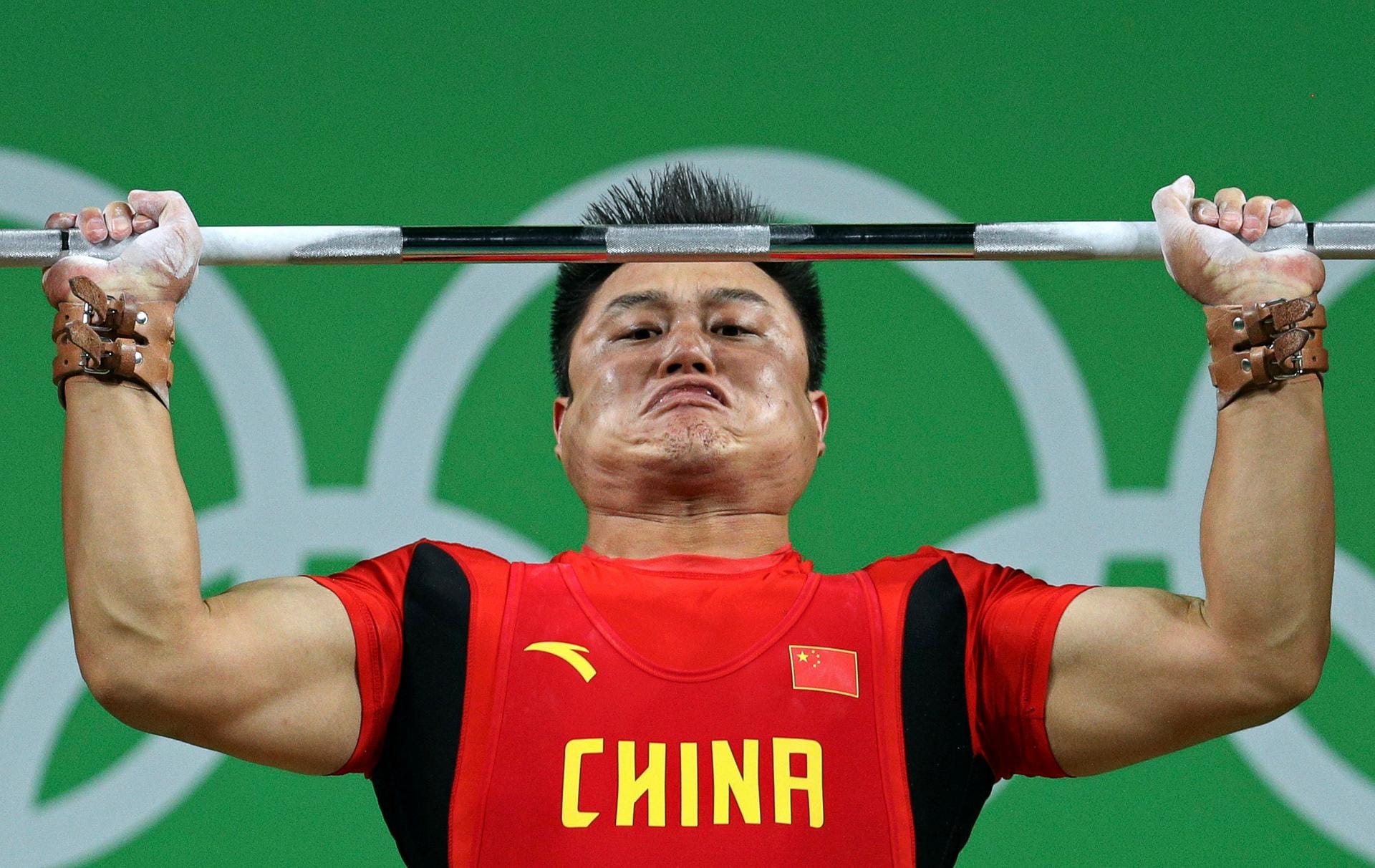 Und jetzt mit aller Kraft: Der chinesische Gewichtheber Yang Zhe beim Gewichtheben in der Klasse bis 105 Kilogramm Körpergewicht. Am Ende belegt er den undankbaren vierten Rang.