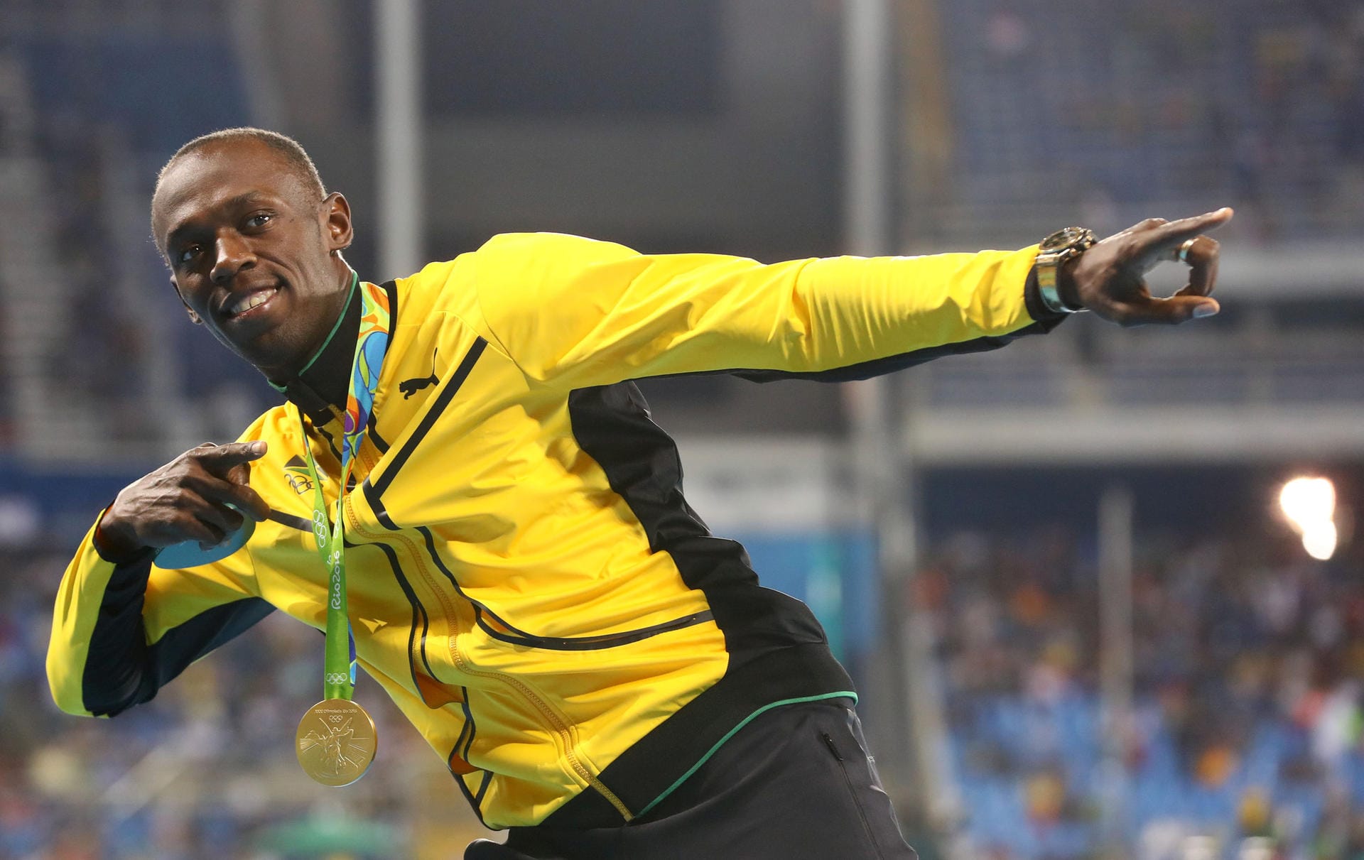 Nach seinem überlegenen Sieg über 100 Meter bekam Superstar Usain Bolt nun auch seine Gold-Medaille überreicht - der obligatorische Jubel des Jamaikaners durfte da natürlich nicht fehlen.