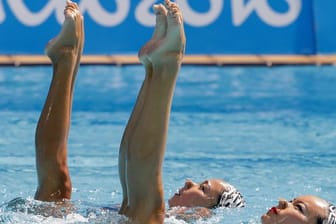 Den Synchronschwimmerinnen verlangen die Auftritte viel ab.