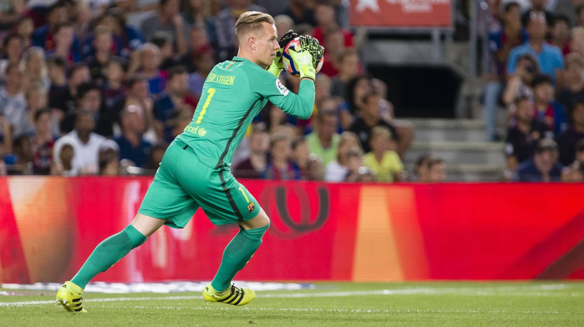 Marc-André ter Stegen wird offenbar der neue Stammtorhüter beim FC Barcelona. Marc-André ter Stegen wird offenbar der neue Stammtorhüter beim FC Barcelona.
