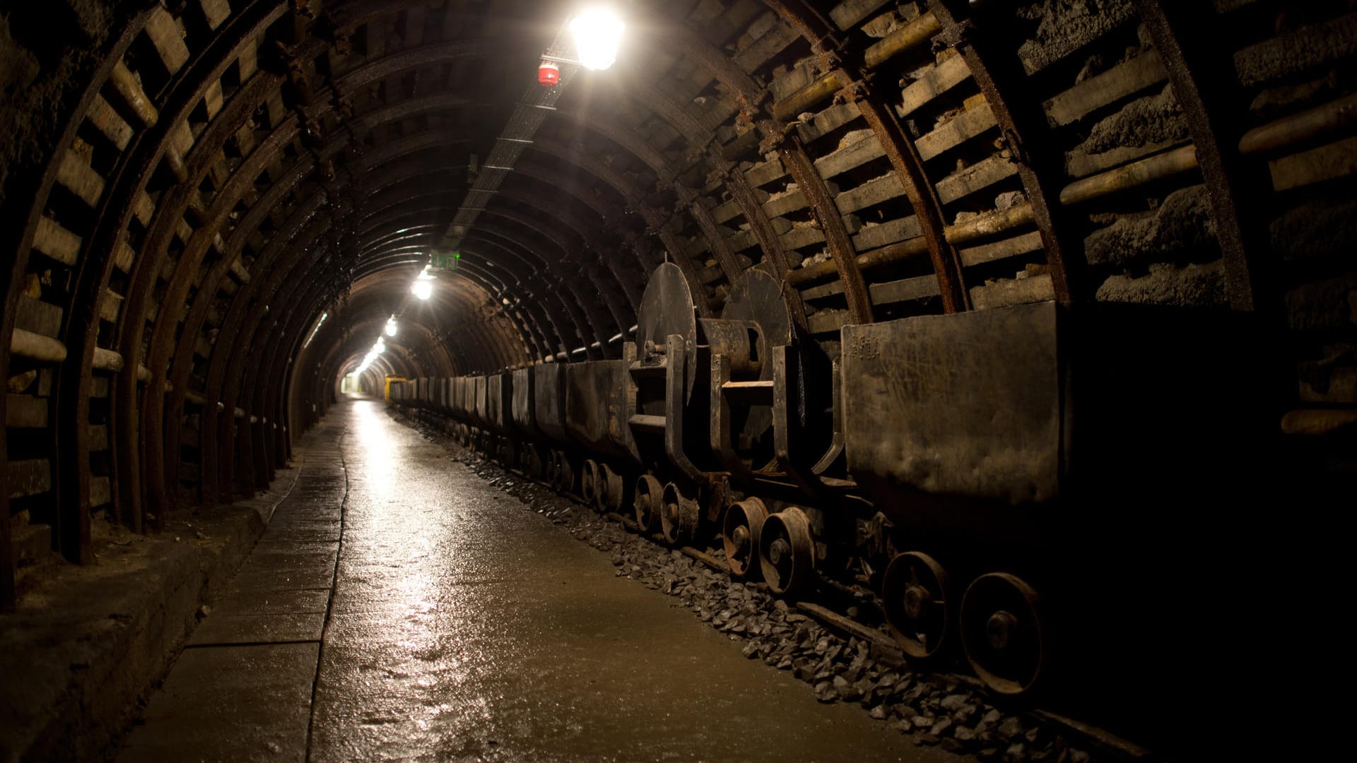 Ein Museumsschacht der ehemaligen Julia/Thorez Zeche im polnischen Waldenburg. Befindet sich in einem ähnlichen Tunnel der Goldzug der Nazis?