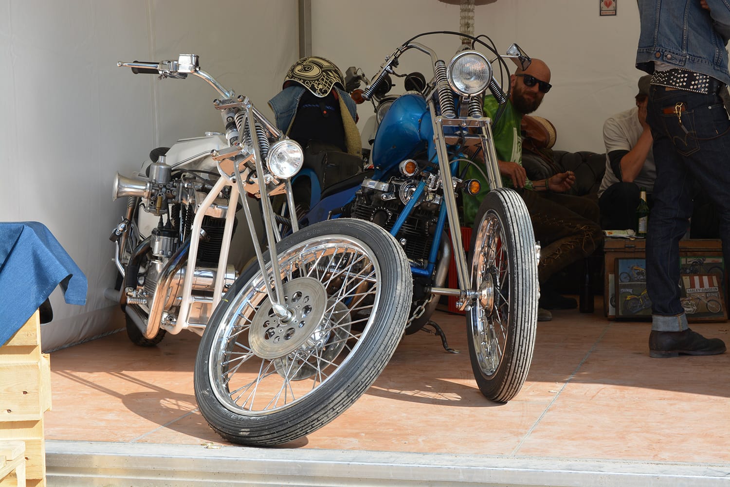 In Customizer Werkstätten wie "Herzbube Motorcycles" liegt der Schwerpunkt auf Oldtimer-Motorrädern der Zwanziger- bis Ende der Siebzigerjahre. Mit solch einem Bike fühlt man sich fast wie Peter Fonda im Kultfilm Easy Rider.