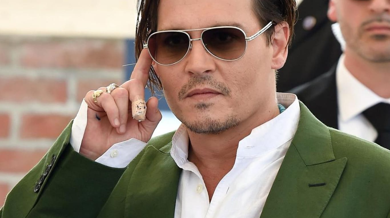 Johnny Depp im September 2015 beim Filmfestival von Venedig: Auf dem Foto ist sein verbundener Finger an der rechten Hand gut zu sehen.