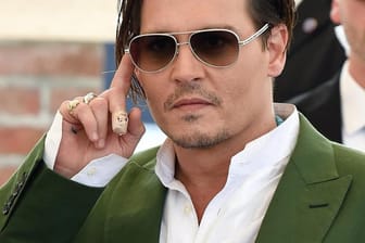 Johnny Depp im September 2015 beim Filmfestival von Venedig: Auf dem Foto ist sein verbundener Finger an der rechten Hand gut zu sehen.