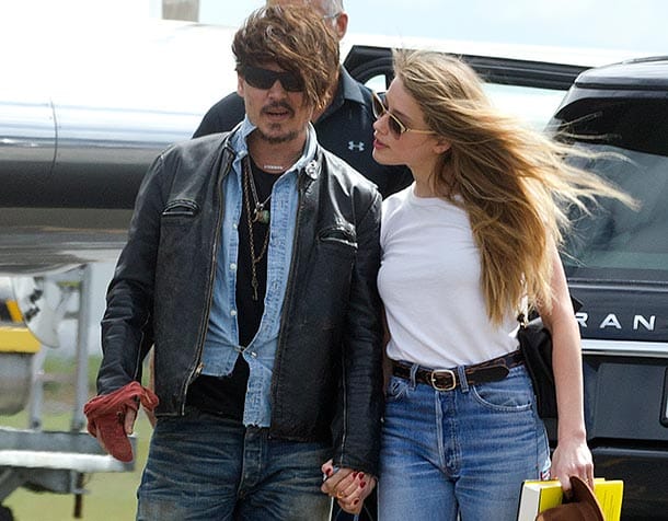 Johnny Depp und Amber Heard im April 2015 am Flughafen im australischen Brisbane: Hat Depp das Tuch nur deshalb um seine rechte Hand gewickelt, weil sein Finger hier noch schwer lädiert war? Das legen jedenfalls Heards jüngste Behauptungen nah.