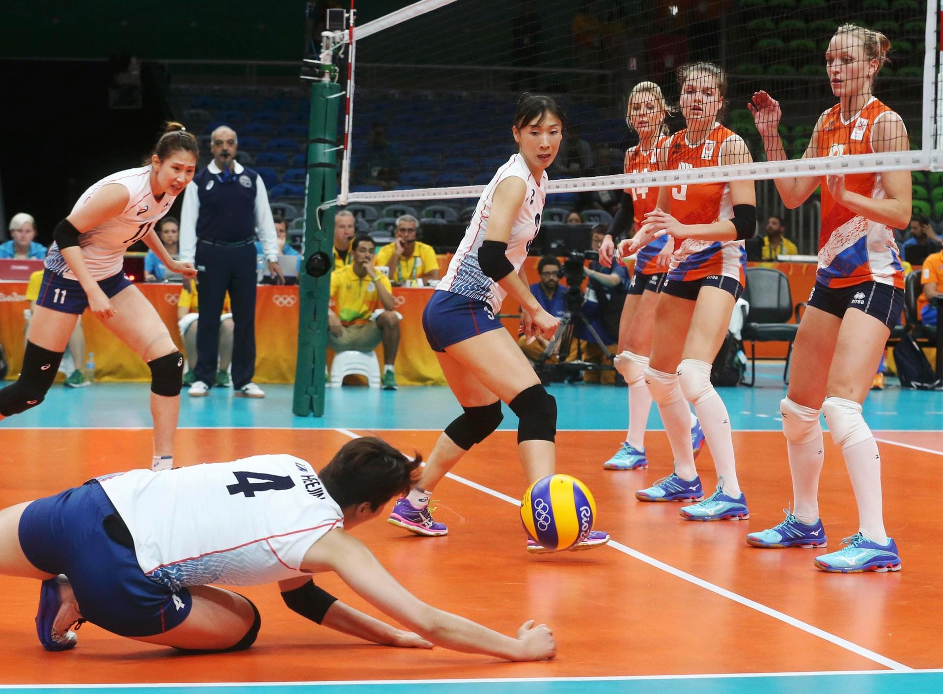Alle Blicke sind aufs Spielgerät gerichtet. Im Viertelfinale des olympischen Volleyballturniers verpatzt die Südkoreanerin Kim Hee-Jin ihre Annahme im Spiel gegen die Niederlande. Nicht nur in dieser Situation hat Südkorea das Nachsehen: Die Niederlande gewinnt das Spiel mit 3:1-Sätzen und steht im Halbfinale.