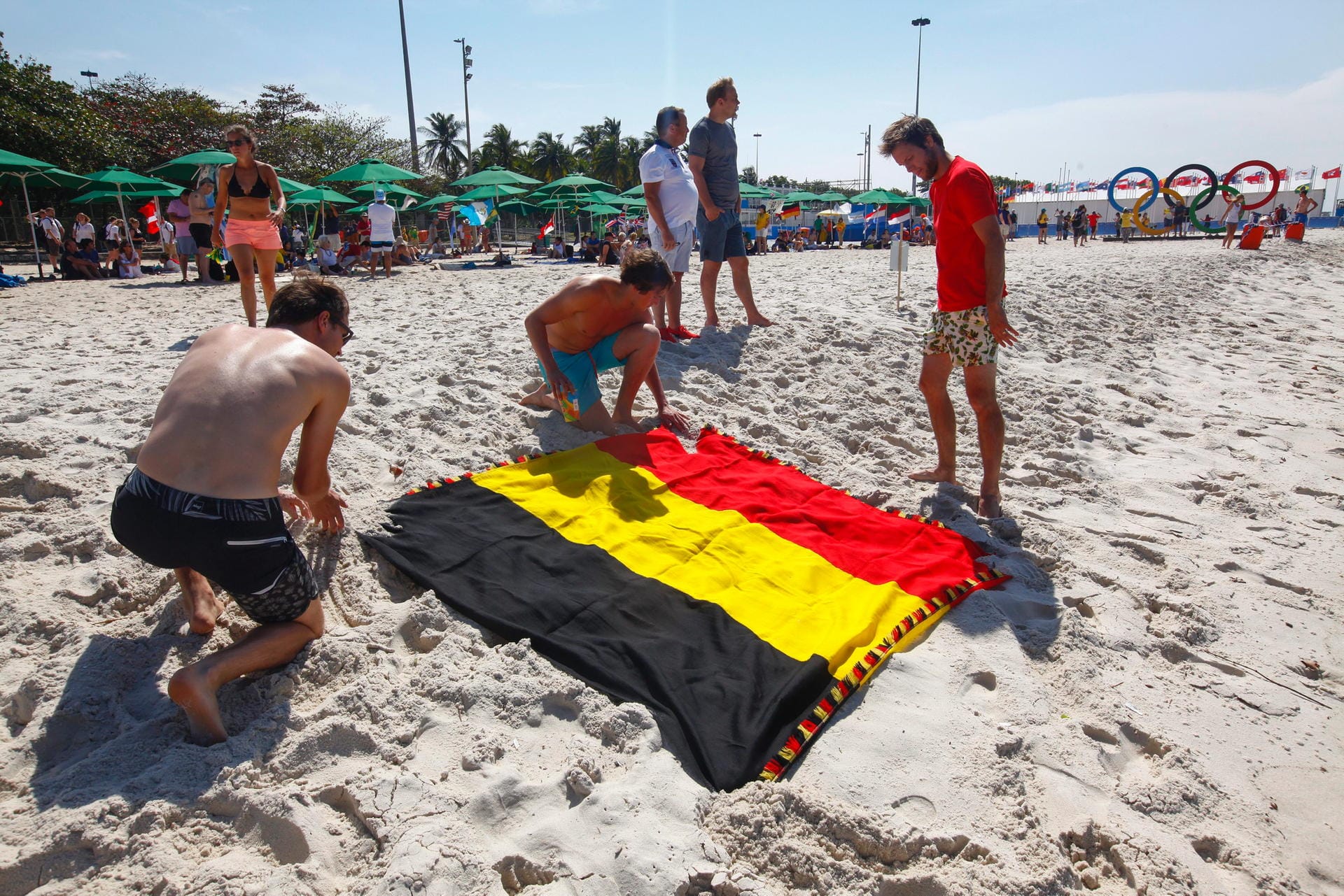Flagge zeigen einmal anders: Belgische Fans breiten ihr Handtuch in den belgischen Nationalfarben am Strand von Rio aus. Grund dafür ist der Segelwettbewerb in der Laser-Bootsklasse mit der Belgierin Evi Van Acker.