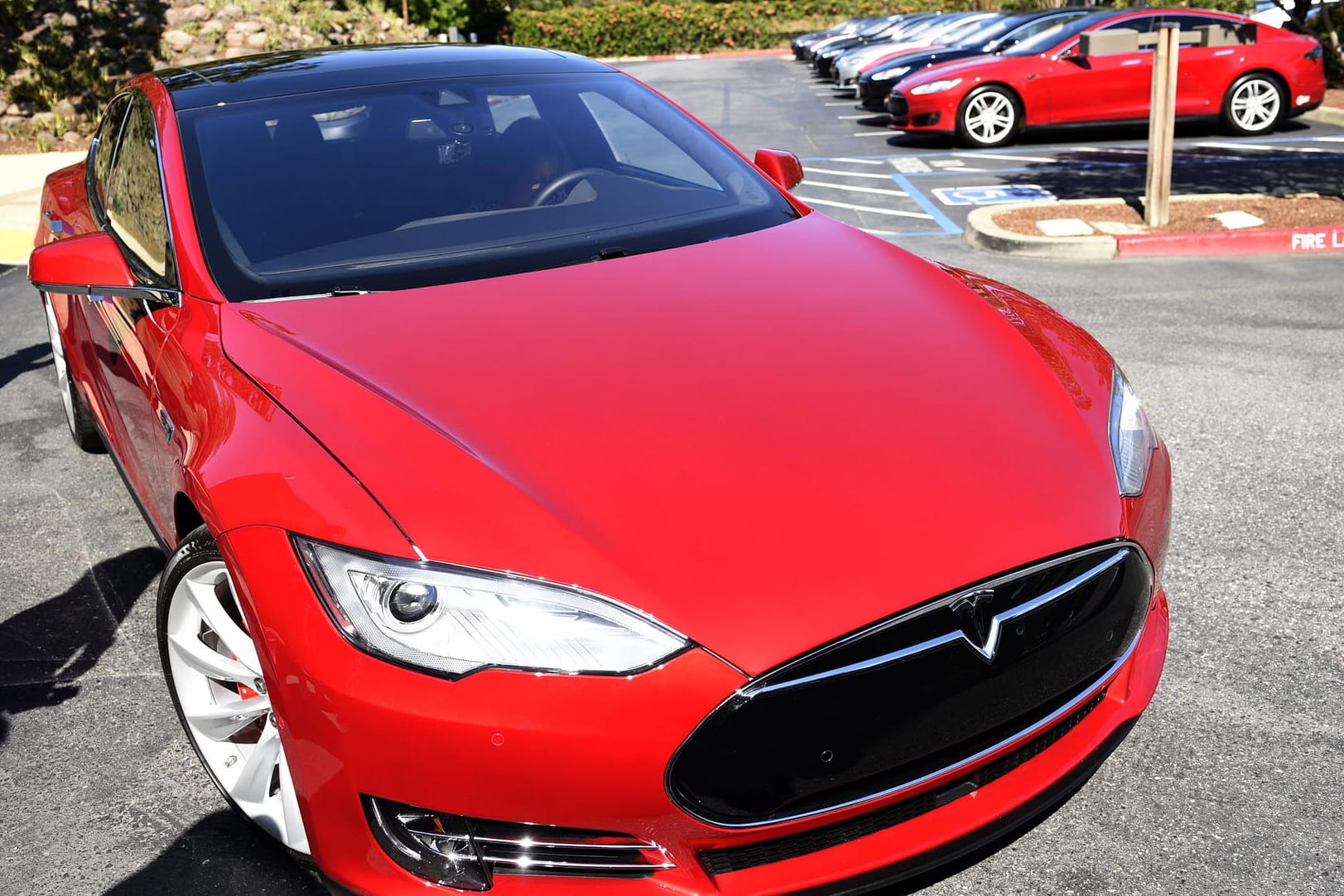 Ein Tesla S 90D fing bei einer Testfahrt plötzlich Feuer.