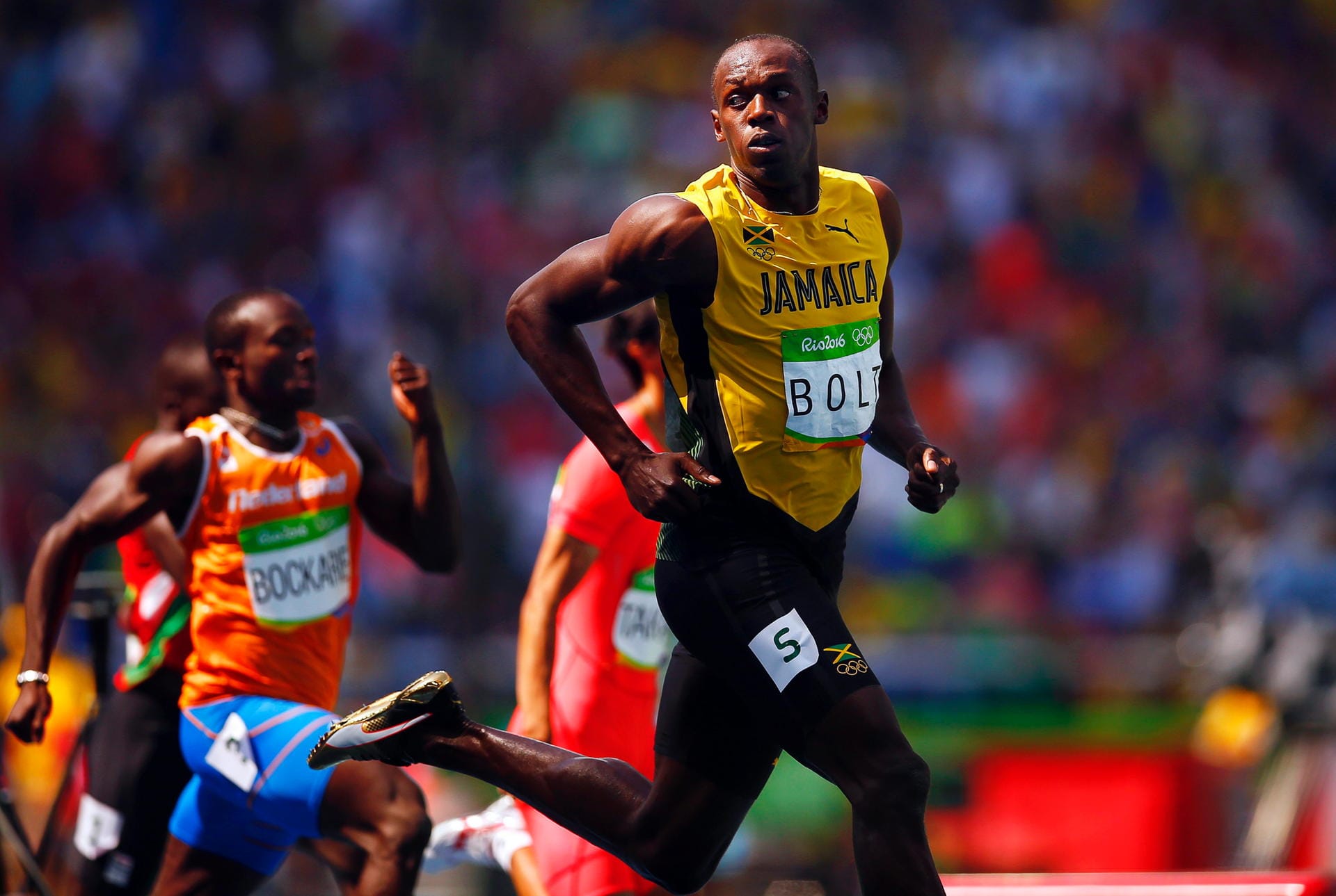 Und Usain Bolt tut weiterhin alles um seinen Legendenstatus auszubauen. Ein Blick nach links und ein Blick nach rechts genügt dem Superstar, um sich des Sieges in seinem 200 Meter Vorlauf sicher zu sein. In 20,28 Sekunden zieht Bolt souverän ins Halbfinale ein und macht damit einem weiteren Schritt in Richtung "Triple-Triple" (dreimal Gold bei drei Olympischen Spielen).