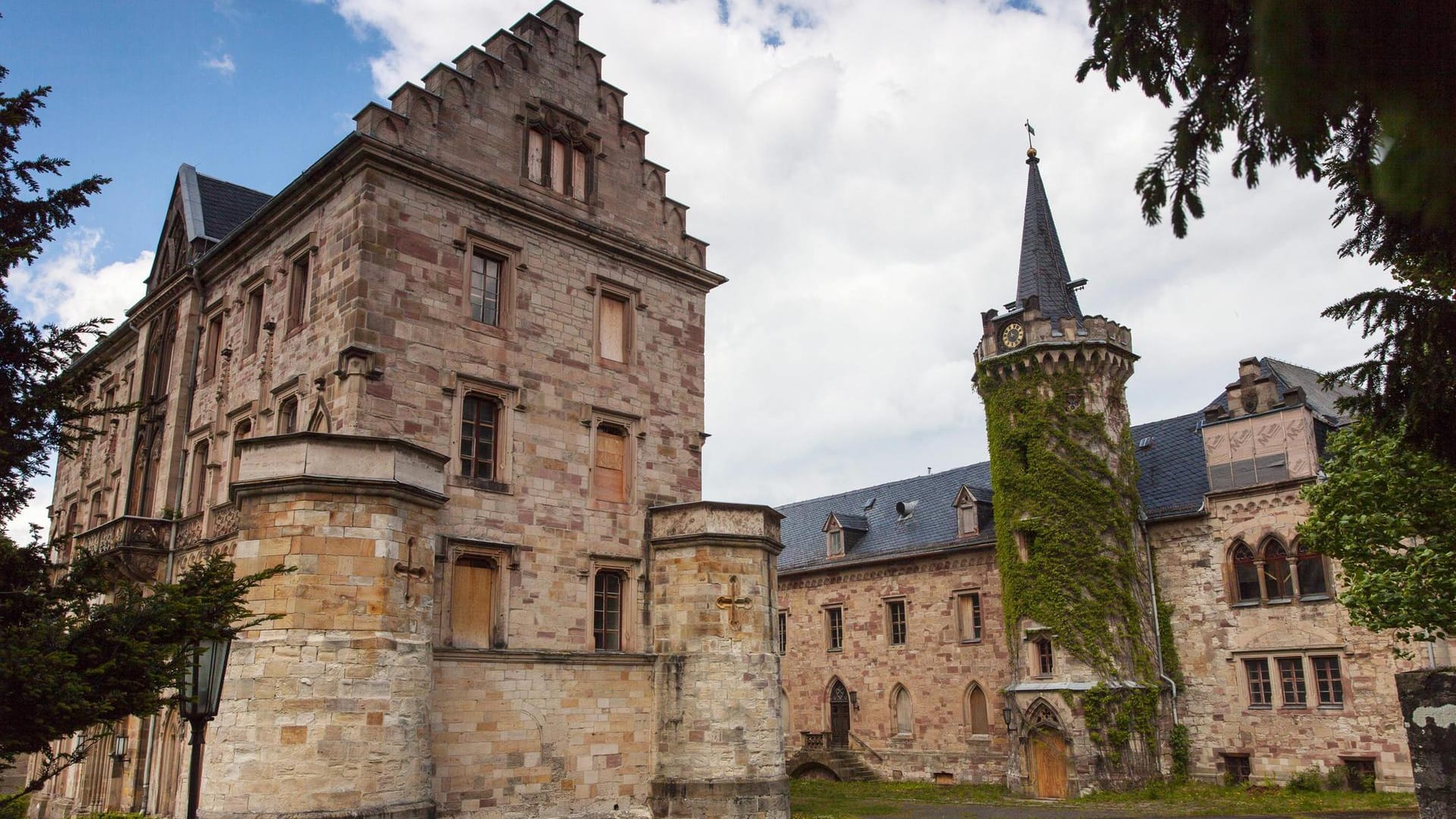 Bis 2001 wurde Schloss Reinhardsbrunn als Hotel genutzt. Seitdem verfällt es.