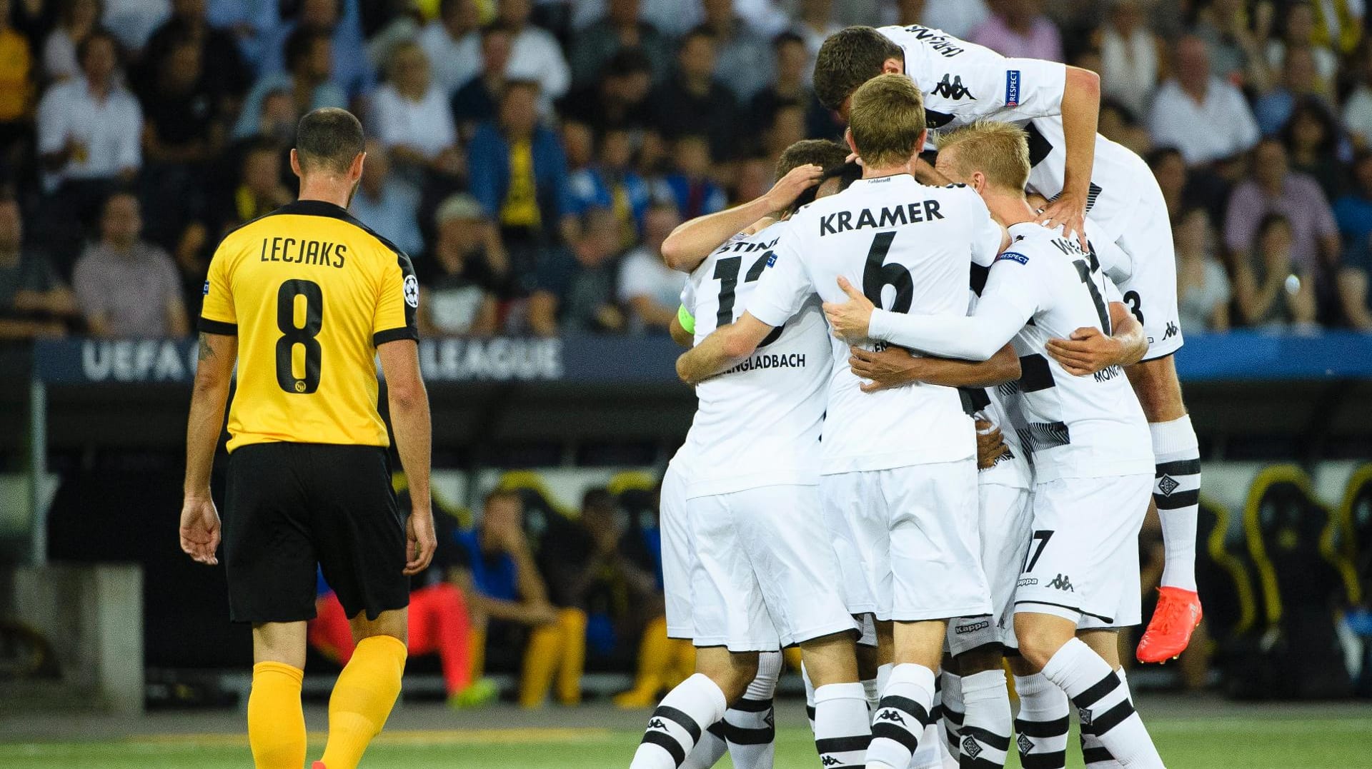 Die Gladbach-Spieler bejubeln das Tor zum 1:0 von Raffael.