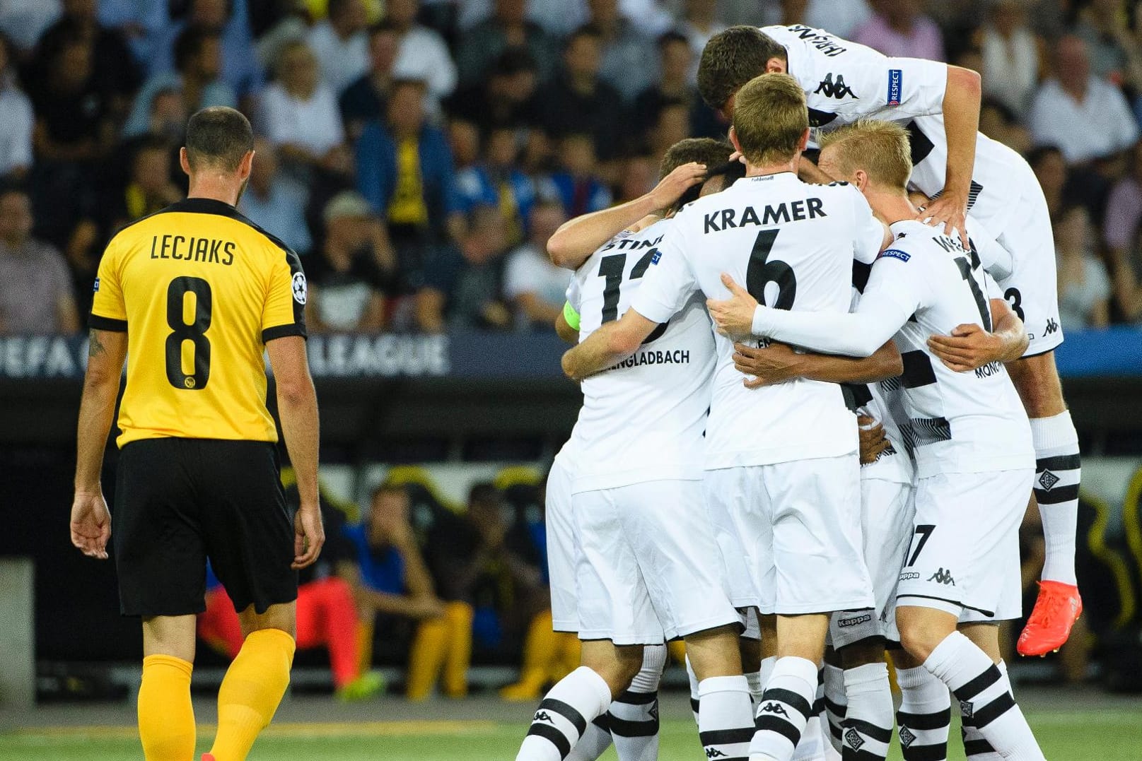 Die Gladbach-Spieler bejubeln das Tor zum 1:0 von Raffael.
