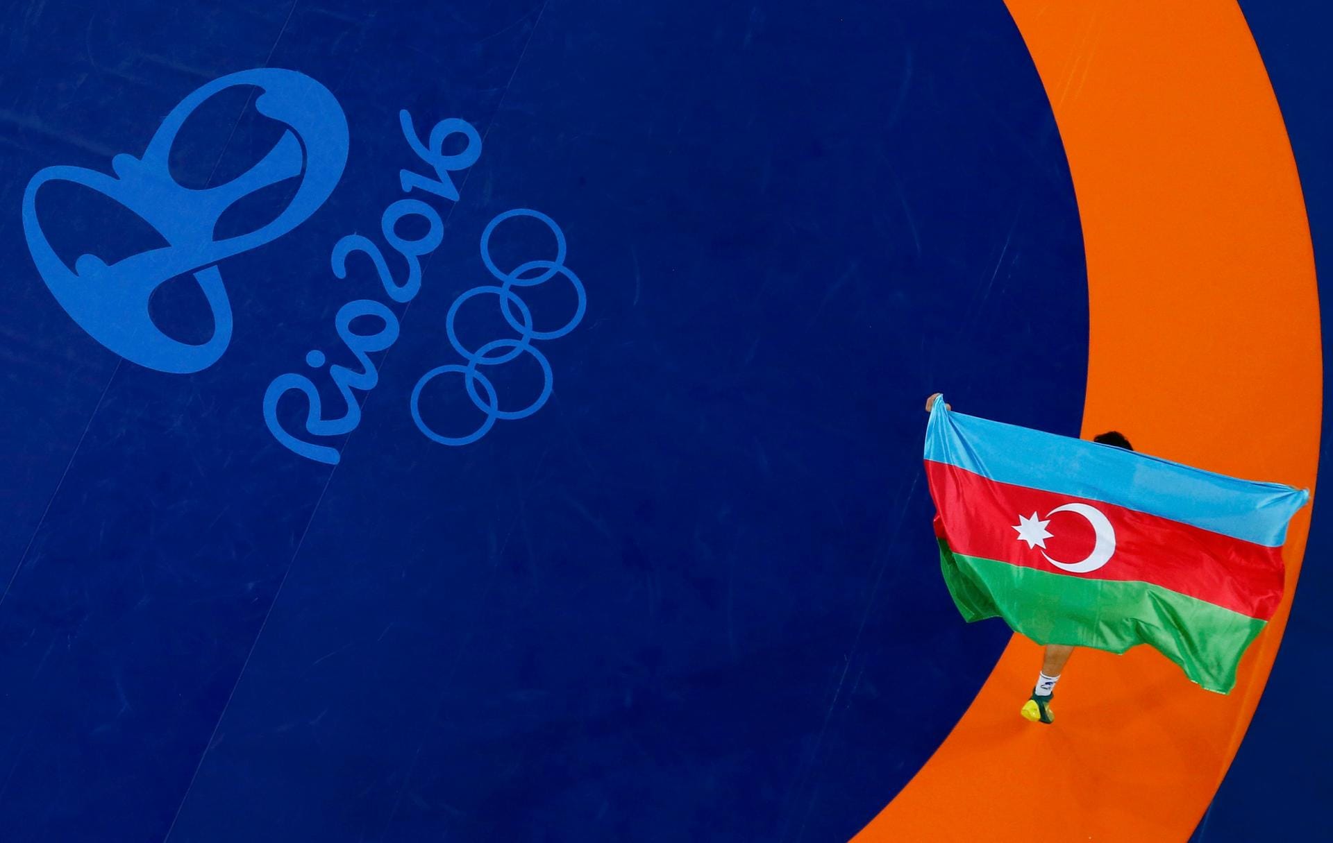 Die laufende Fahne. Stolz trägt der Aserbaidschaner Rasul Chunayev die Flagge seines Landes durch die Carioca Arena 2 und feiert seine Bronzemedaille im Ringen bis 66 Kilogramm im griechisch-römischen Stil.