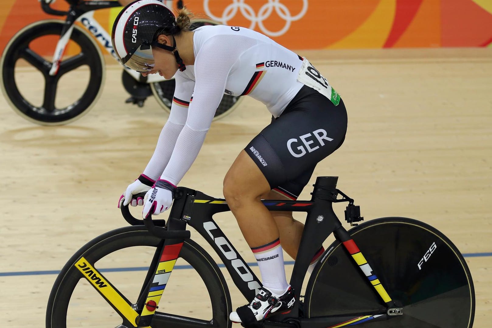 Bahnradfahrerin Kristina Vogel freut sich über Gold im Sprint.