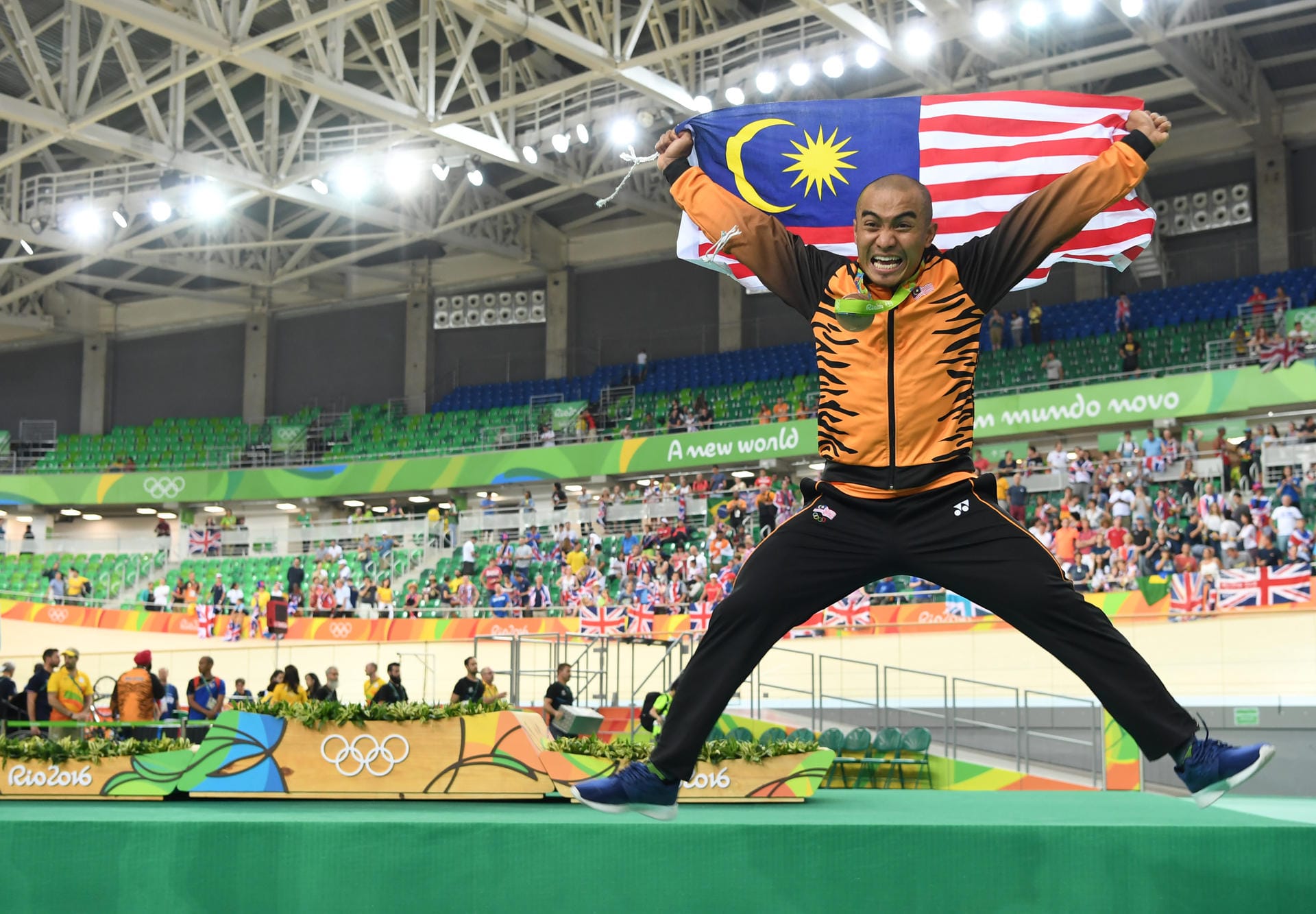 Grenzenloser Jubel: Bahnradfahrer Azizulhasni Awang aus Malaysia feiert seine Bronze-Medaille im Keirin.