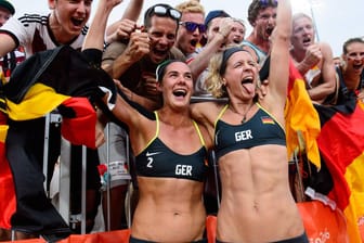Laura Ludwig (re.) und Kira Walkenhorst feiern nach ihrem Halbfinal-Sieg gegen Brasilien mit den deutschen Fans.
