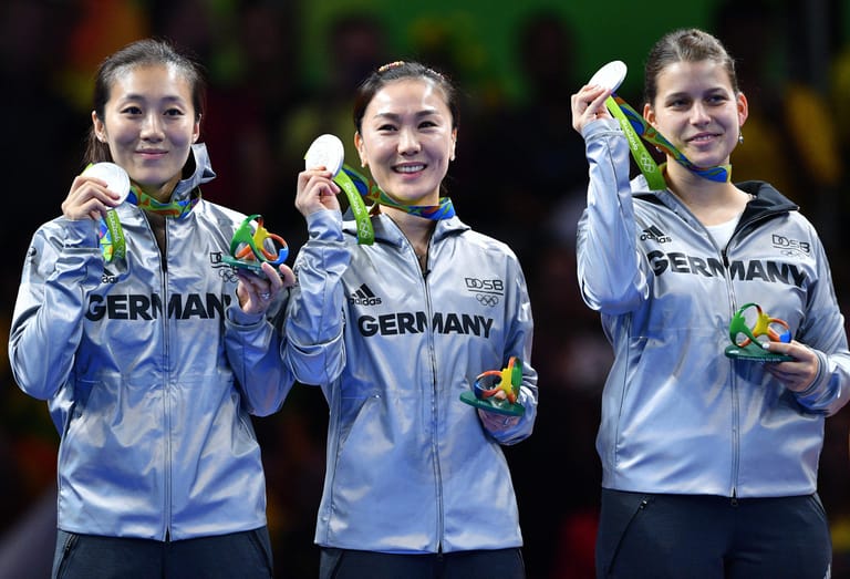 Ying Han, Xiaona Shan und Petrissa Solja (v.l.n.r.) holten Silber im Tischtennis-Mannschaftswettbewerb. Im Finale mussten sich die deutschen Damen China geschlagen geben.