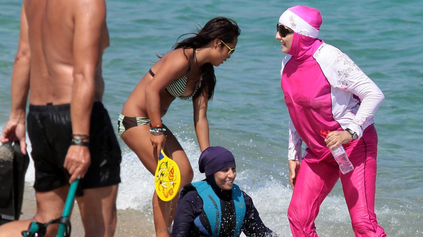 Eine Frau trägt an einem südfranzösischen Strand Burkini.