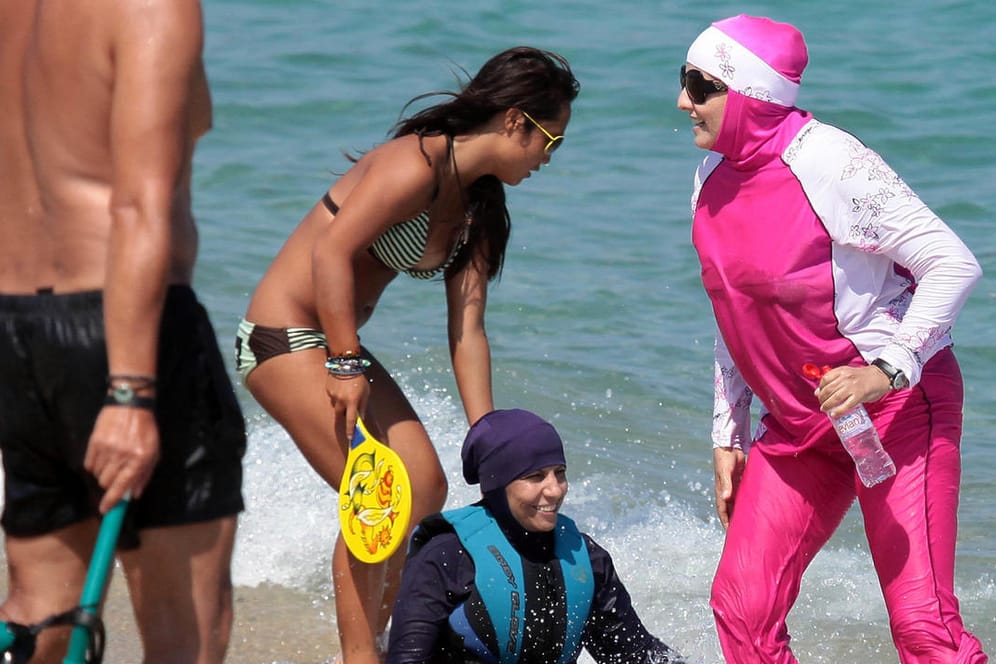 Eine Frau trägt an einem südfranzösischen Strand Burkini.