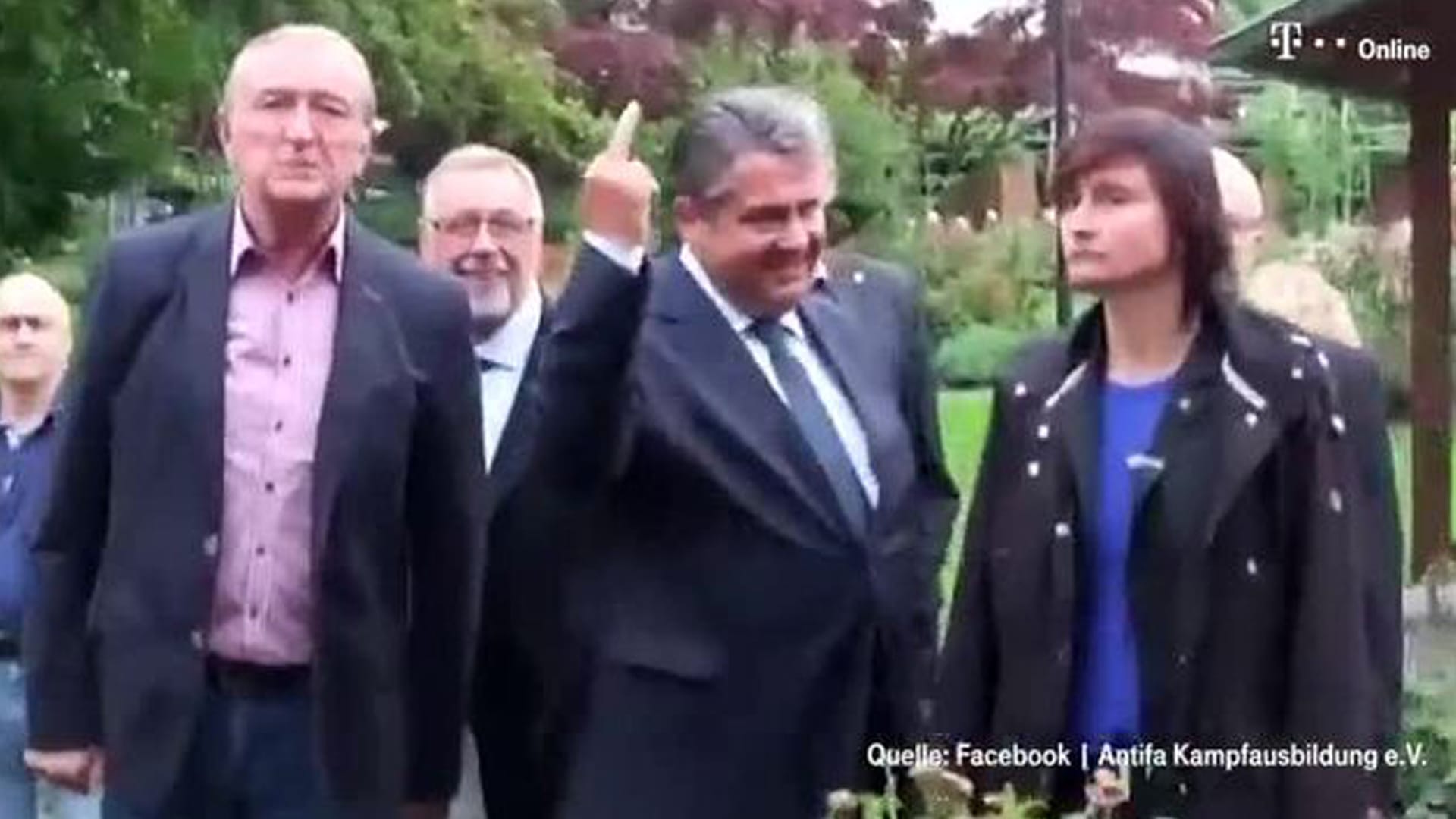 Sigmar Gabriel zeigt rechtsextremen Pöblern den Stinkefinger.