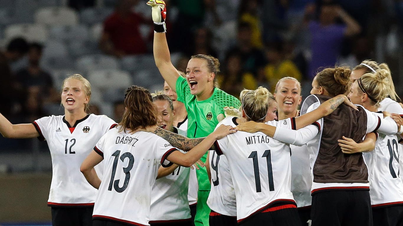 Die deutschen Fußball-Frauen jubeln nach dem Halbfinal-Sieg gegen Kanada.