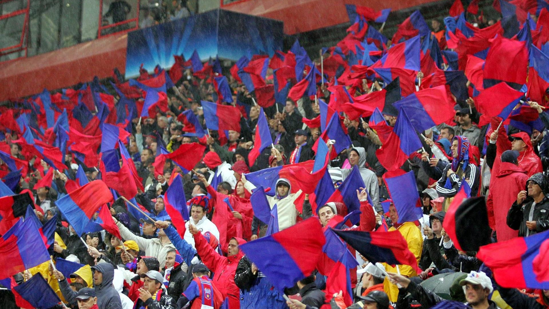 Die Fans von Steaua Bukarest kassierten gegen Manchester City nicht nur eine bittere Niederlage. Die Fans von Steaua Bukarest kassierten gegen Manchester City nicht nur eine bittere Niederlage.