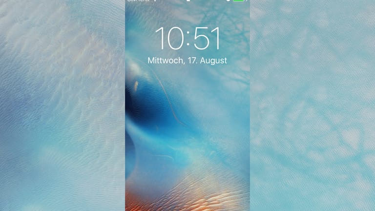 Wenn der Nutzer das iPhone aus der Tasche zieht und in sein Blickfeld kippt, aktiviert sich das Display selbst und zeigt den Sperrbildschirm.