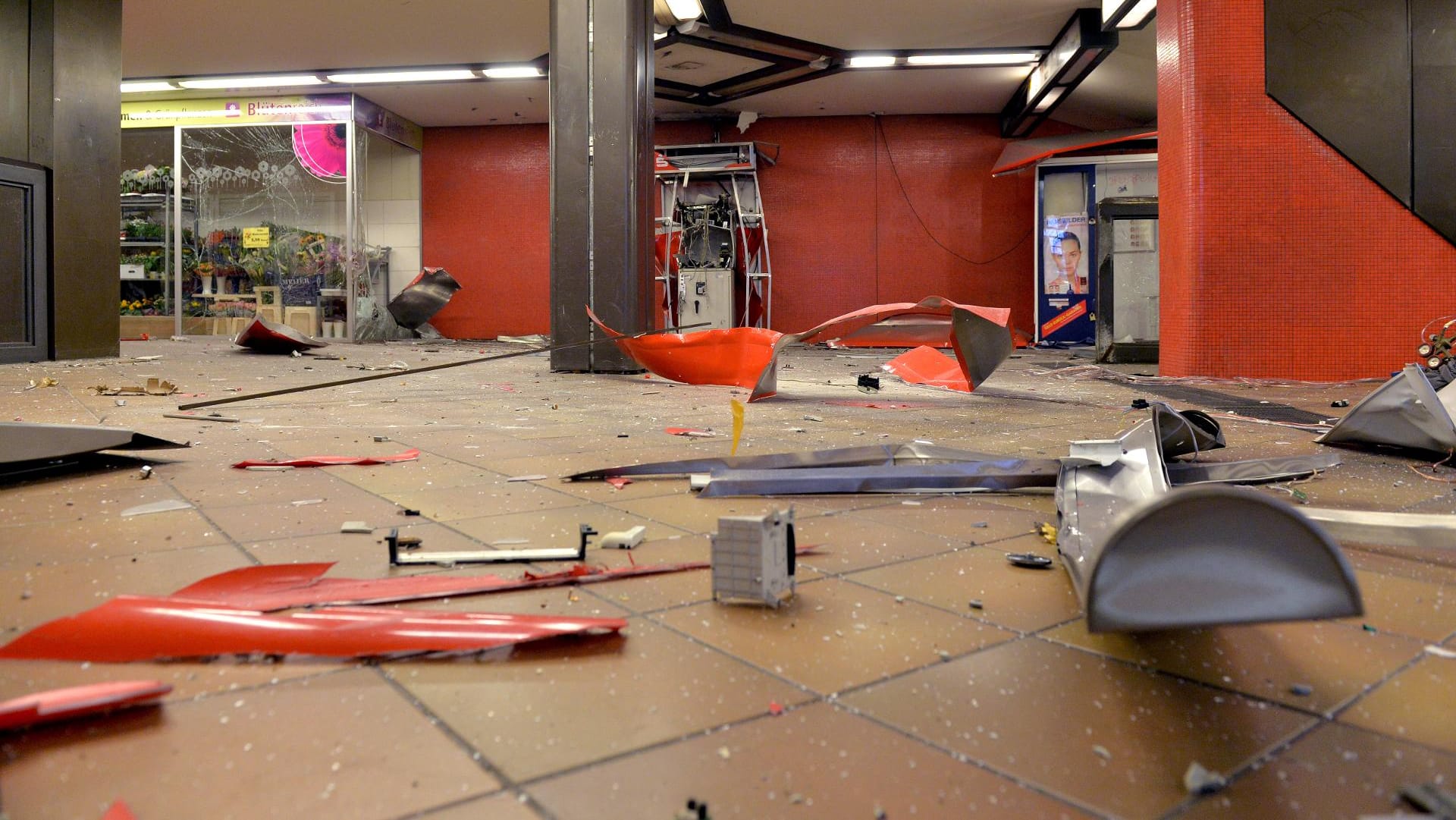 Nachdem Unbekannte einen Geldautomaten gesprengt haben, liegen im U-Bahnhof Jungfernheide in Berlin Trümmer herum. Nachdem Unbekannte einen Geldautomaten gesprengt haben, liegen im U-Bahnhof Jungfernheide in Berlin Trümmer herum.