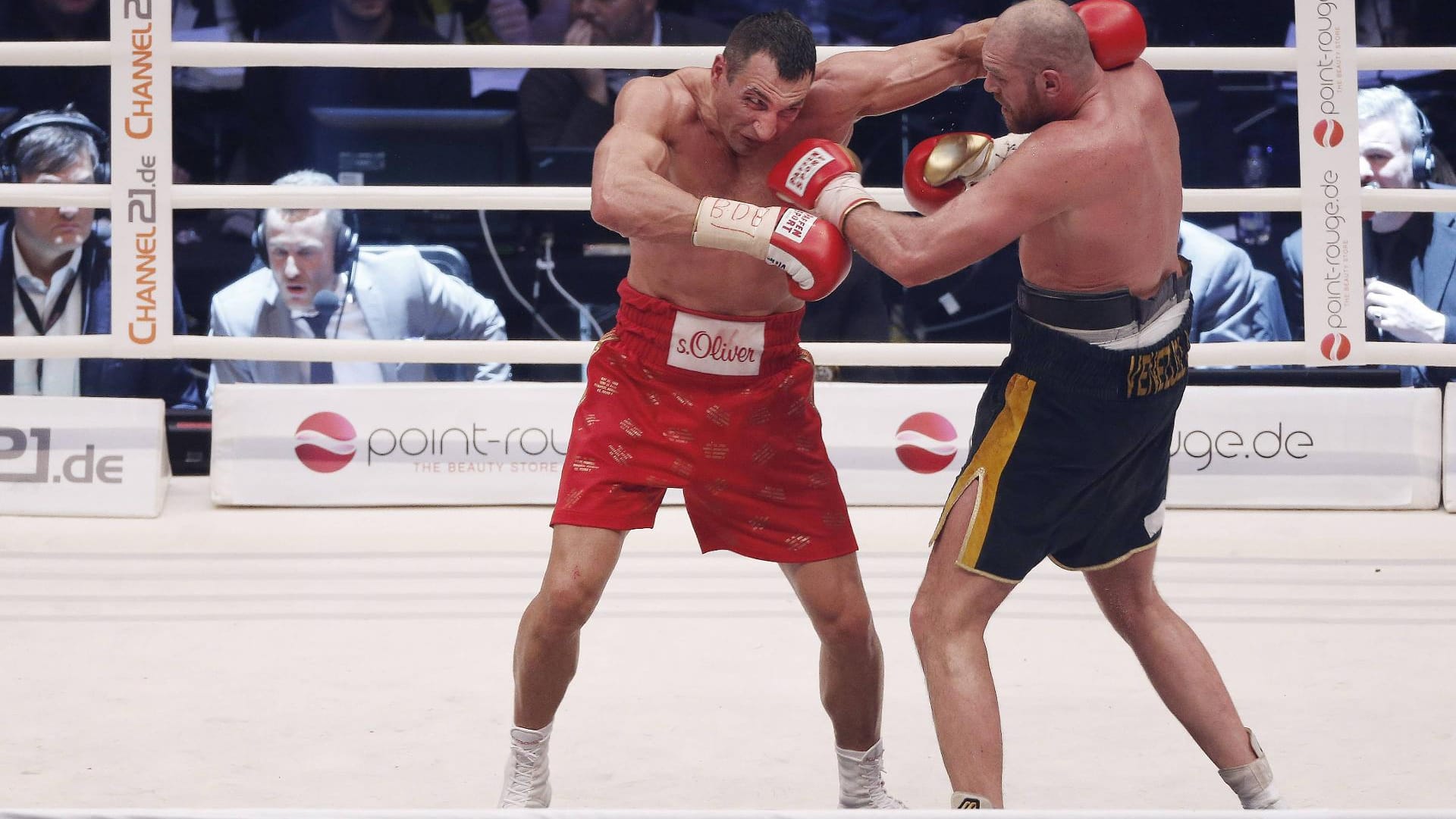 Wladimir Klitschko (li.) und Tyson Fury während des ersten Kampfes im November 2015 in Düsseldorf.