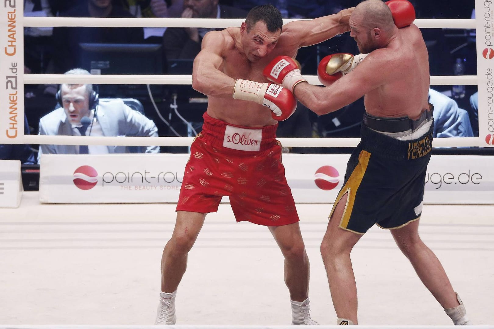 Wladimir Klitschko (li.) und Tyson Fury während des ersten Kampfes im November 2015 in Düsseldorf.